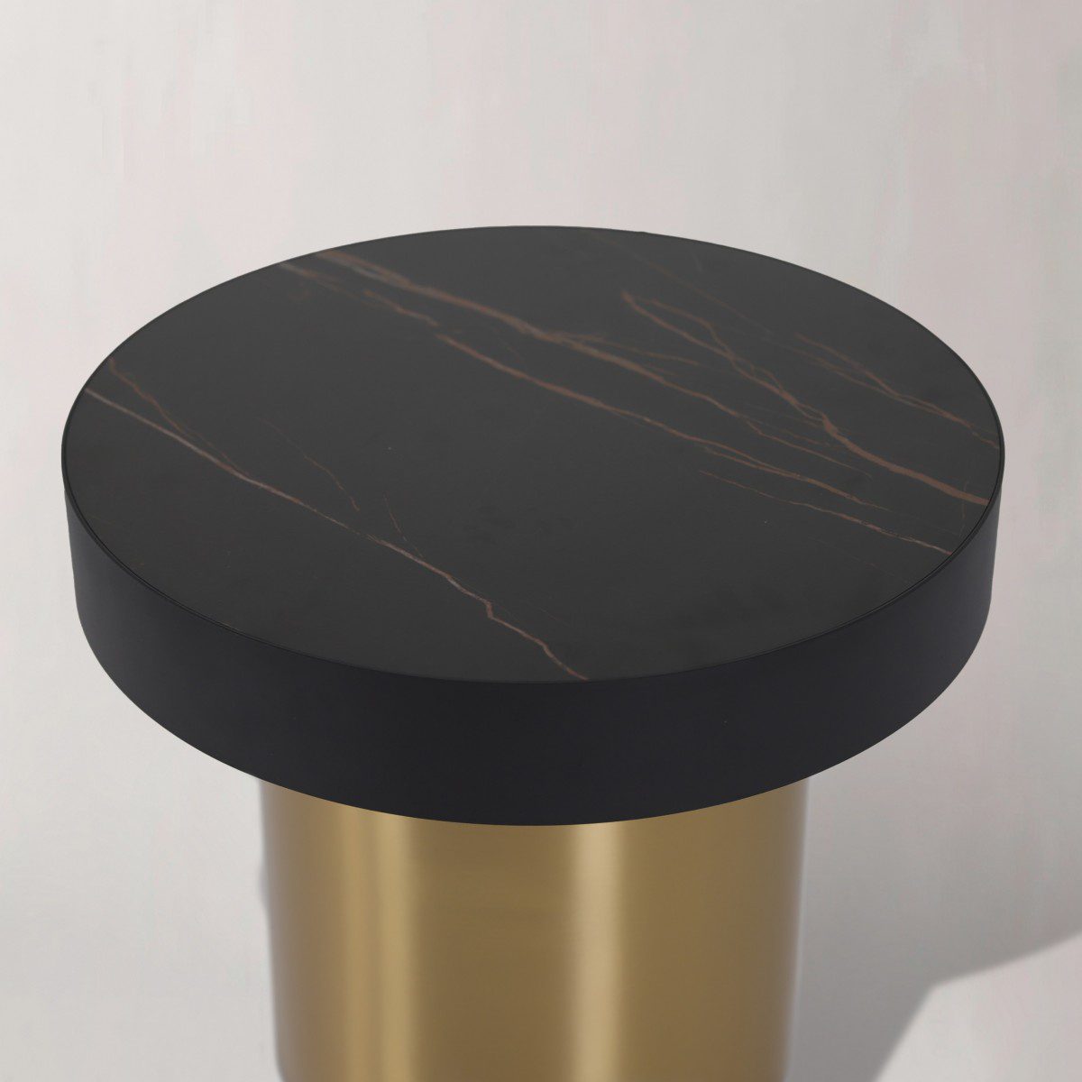 طاولة جانبية